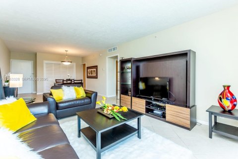 Condo in Hollywood, Florida, 1 bedroom  № 2025178 - photo 5