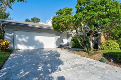 House in Delray Beach, Florida 3 bedrooms, 194.26 sq.m. № 2169612