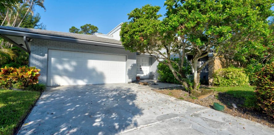 House in Delray Beach, Florida 3 bedrooms, 194.26 sq.m. № 2169612