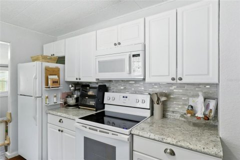House in Zephyrhills, Florida 2 bedrooms, 80.82 sq.m. № 1909724 - photo 10