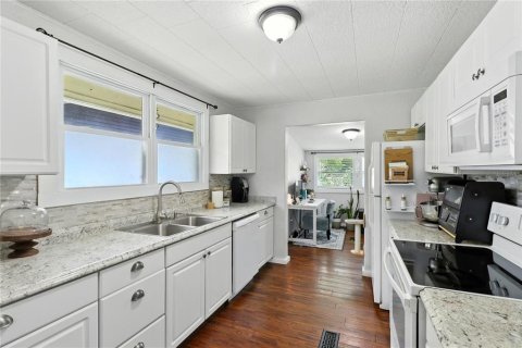 House in Zephyrhills, Florida 2 bedrooms, 80.82 sq.m. № 1909724 - photo 9
