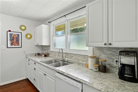 House in Zephyrhills, Florida 2 bedrooms, 80.82 sq.m. № 1909724 - photo 11