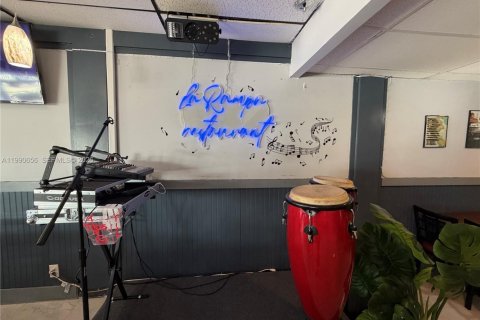 Commercial property in Hialeah, Florida № 2057981 - photo 24