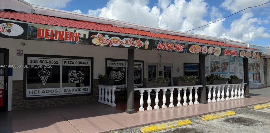 Commercial property in Hialeah, Florida № 2057981