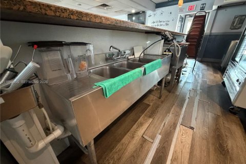 Commercial property in Hialeah, Florida № 2057981 - photo 10