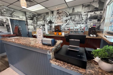Commercial property in Hialeah, Florida № 2057981 - photo 21