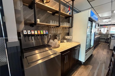 Commercial property in Hialeah, Florida № 2057981 - photo 9