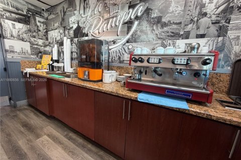 Commercial property in Hialeah, Florida № 2057981 - photo 17