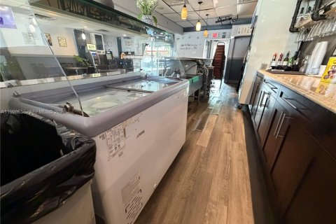 Commercial property in Hialeah, Florida № 2057981 - photo 13