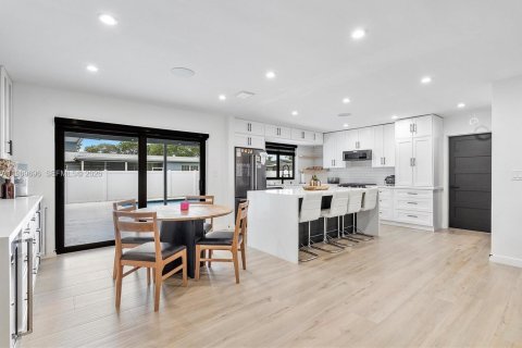 Villa ou maison à louer à Pembroke Pines, Floride: 4 chambres, 203.27 m2 № 2030866 - photo 14