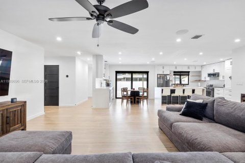 Villa ou maison à louer à Pembroke Pines, Floride: 4 chambres, 203.27 m2 № 2030866 - photo 7