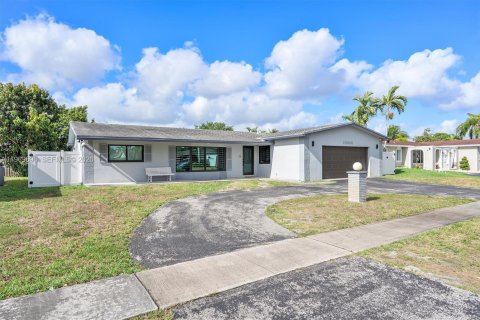 Villa ou maison à louer à Pembroke Pines, Floride: 4 chambres, 203.27 m2 № 2030866 - photo 2