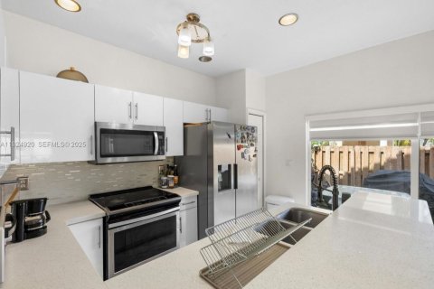 Купить таунхаус в Дорал, Флорида 3 спальни, 140м2, № 1983844 - фото 11