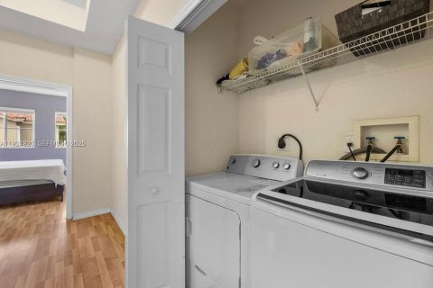 Купить таунхаус в Дорал, Флорида 3 спальни, 140м2, № 1983844 - фото 29