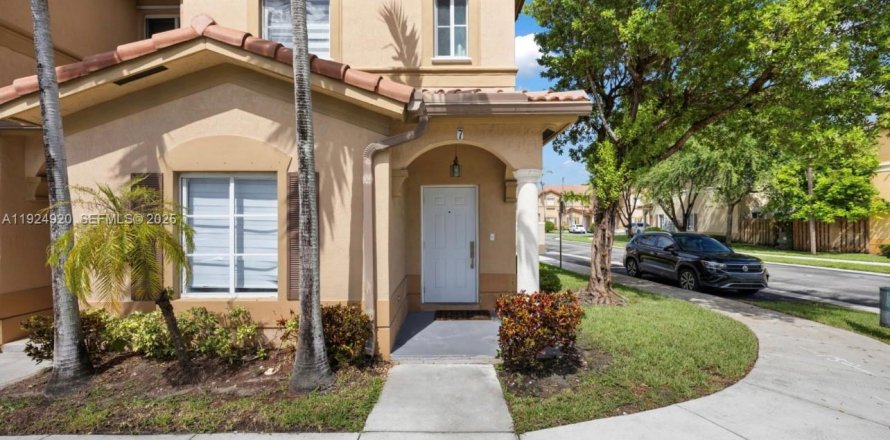 Таунхаус в Дорал, Флорида 3 спальни, 140м2 № 1983844