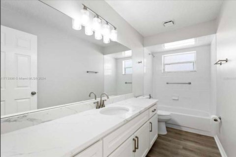 House in Palm Coast, Florida 4 bedrooms, 243.13 sq.m. № 1862460 - photo 3