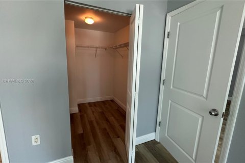 Condominio en venta en Miami, Florida, 1 dormitorio, 79.9 m2 № 2033029 - foto 12