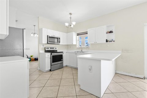 Купить виллу или дом в Хомстед, Флорида 3 спальни, 128.95м2, № 1971768 - фото 14