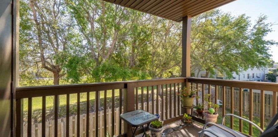 Condo in Cocoa Beach, Florida, 2 bedrooms № 1582354