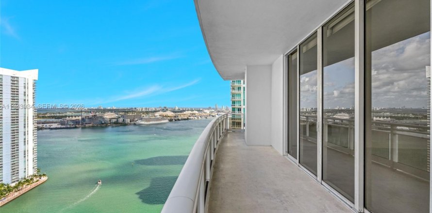 Condominio en Miami, Florida, 3 dormitorios № 2000666