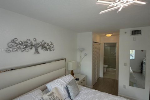 Снять в аренду кондоминиум в Дорал, Флорида 2 спальни, 89.19м2, № 1998341 - фото 23