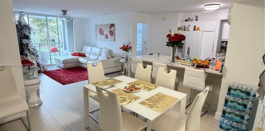 Кондоминиум с 2 спальнями в Дорал, Флорида № 1998341