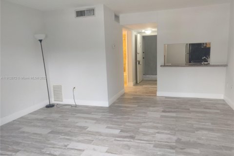 Condominio en alquiler en Miami, Florida, 35.02 m2 № 1970294 - foto 7