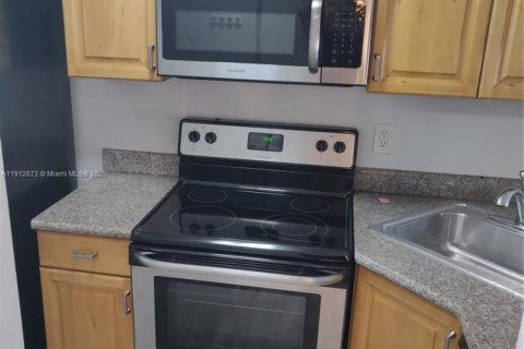 Condominio en alquiler en Miami, Florida, 35.02 m2 № 1970294 - foto 10