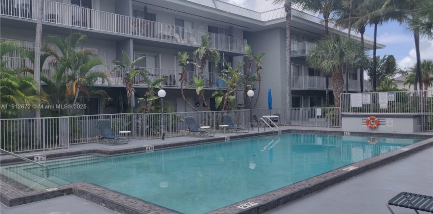 Estudio en el Condominio en Miami, Florida  № 1970294