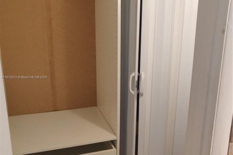 Condominio en alquiler en Miami, Florida, 35.02 m2 № 1970294 - foto 13