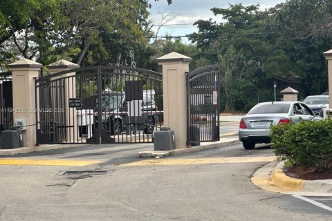 Снять в аренду кондоминиум в Помпано-Бич, Флорида 1 спальня, 55.74м2, № 2004915 - фото 2