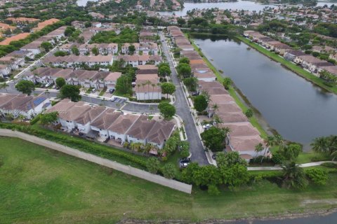 Villa ou maison à vendre à Doral, Floride: 4 chambres, 195.56 m2 № 1979248 - photo 3