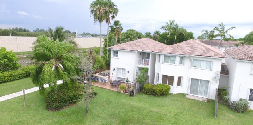 Villa ou maison à Doral, Floride 4 chambres, 195.56 m2 № 1979248