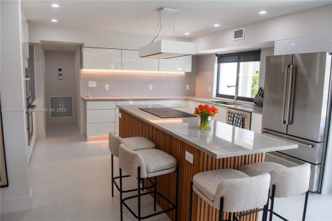 Casa en alquiler en Pompano Beach, Florida, 4 dormitorios, 224.08 m2 № 1935389 - foto 1