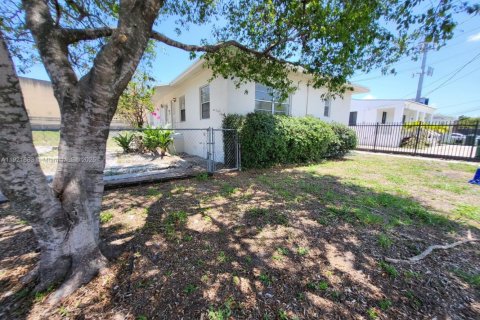 Propiedad comercial en venta en Miami, Florida, 127.28 m2 № 1975345 - foto 19