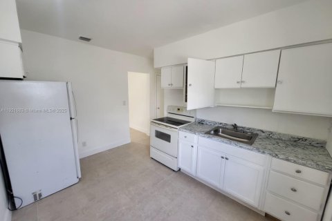 Propiedad comercial en venta en Miami, Florida, 127.28 m2 № 1975345 - foto 14