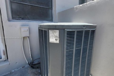 Propiedad comercial en venta en Miami, Florida, 127.28 m2 № 1975345 - foto 8