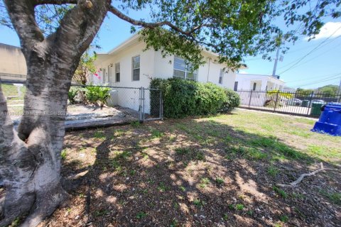 Propiedad comercial en venta en Miami, Florida, 127.28 m2 № 1975345 - foto 1