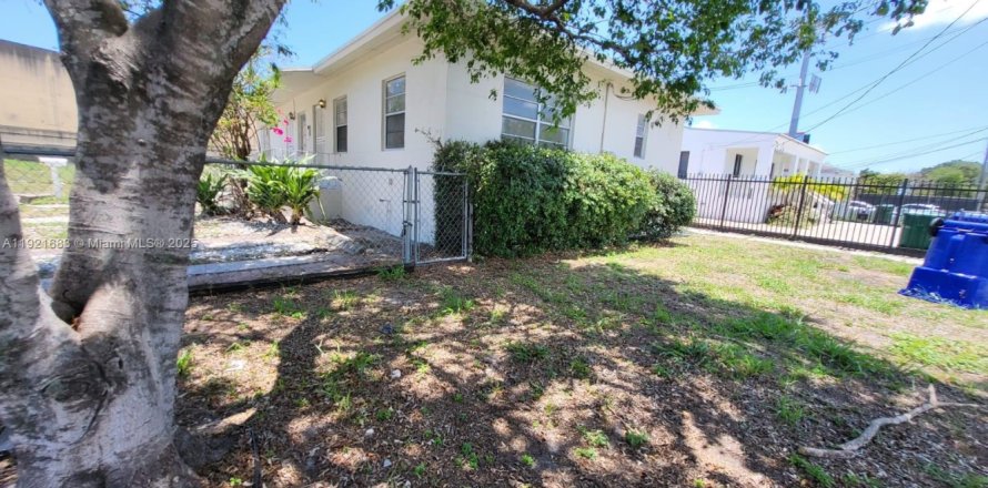 Propiedad comercial en Miami, Florida 127.28 m2 № 1975345