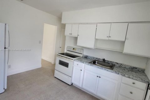 Propiedad comercial en venta en Miami, Florida, 127.28 m2 № 1975345 - foto 16