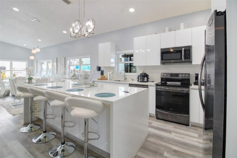 House in Homestead, Florida 4 bedrooms, 196.02 sq.m. № 1705452 - photo 9