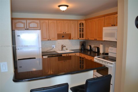 Condo in Hollywood, Florida, 1 bedroom № 2082343 - photo 5