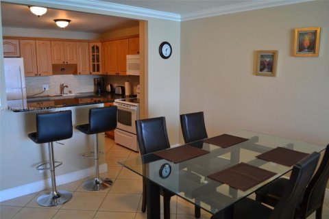 Condo in Hollywood, Florida, 1 bedroom № 2082343 - photo 4