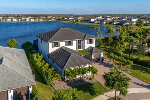 House in Ave Maria, Florida 4 bedrooms, 370.22 sq.m. № 2030585 - photo 24