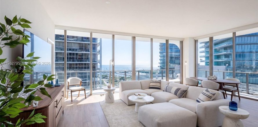 Condo in Miami, Florida, 3 bedrooms  № 2153214