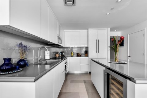 Condo in Miami, Florida, 1 bedroom  № 1977233 - photo 10