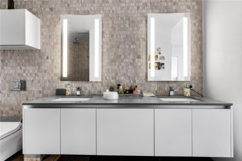 Condo in Miami, Florida, 1 bedroom  № 1977233 - photo 17