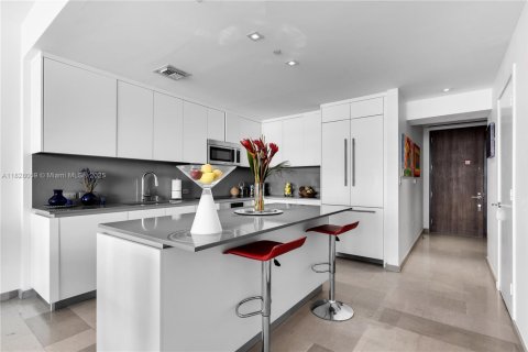 Condo in Miami, Florida, 1 bedroom  № 1977233 - photo 13