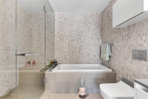 Condo in Miami, Florida, 1 bedroom  № 1977233 - photo 16