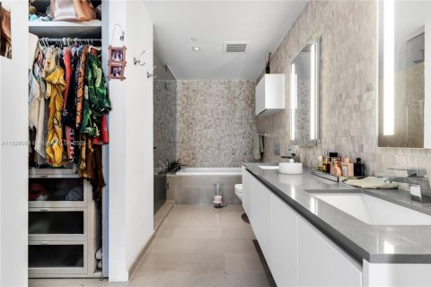 Condo in Miami, Florida, 1 bedroom  № 1977233 - photo 18